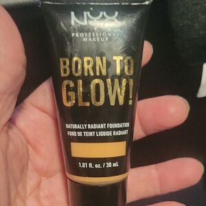 NYX Born to Glow Foundation